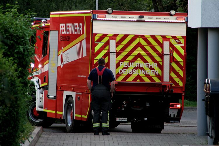 ... mit Pumpe und zahlreichen Helfern