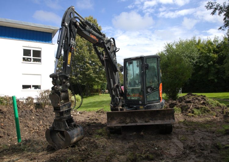 Der Teich wird nun mit Erde aufgefüllt
